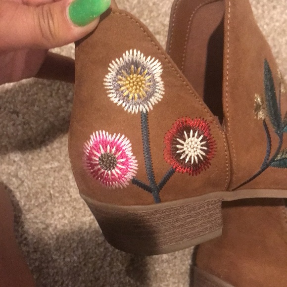 Embroidered booties - Picture 3 of 6
